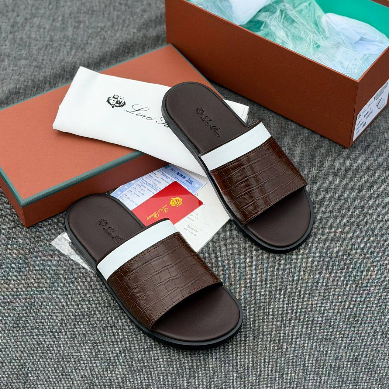 Men’s Crocodile-Embossed Leather Slide Sandals – Coffee Brown